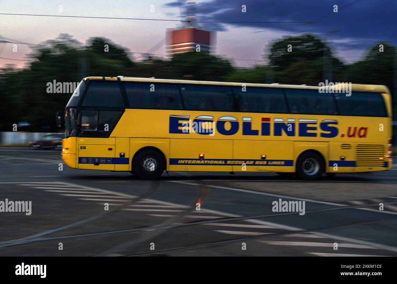 31.05.2024, Polonia, Wielkopolska, Poznan - autobus a lunga percorrenza gestito dalla compagnia Ucraina Ecolines.ua lascia la città. 00A240531D075CAROEX.JPG [M Foto Stock