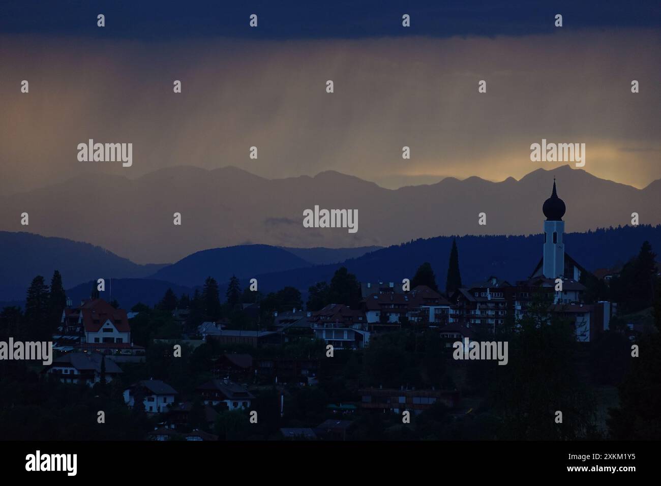 23.07.2022, Italia, alto Adige, Wolfsgruben - piogge intense sul paese la sera. 00S220723D161CAROEX.JPG [VERSIONE DEL MODELLO: NON APPLICABILE, PROP Foto Stock