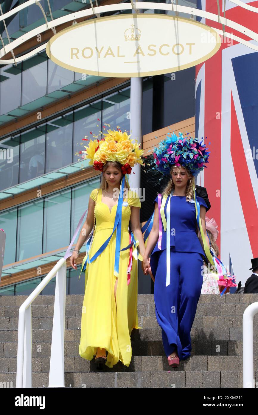 20.06.2023, Regno Unito, Windsor, Ascot - donne elegantemente vestite con cappelli all'ippodromo Royal Ascot. 00S230620D207CAROEX.JPG [VERSIONE MODELLO: NO, Foto Stock