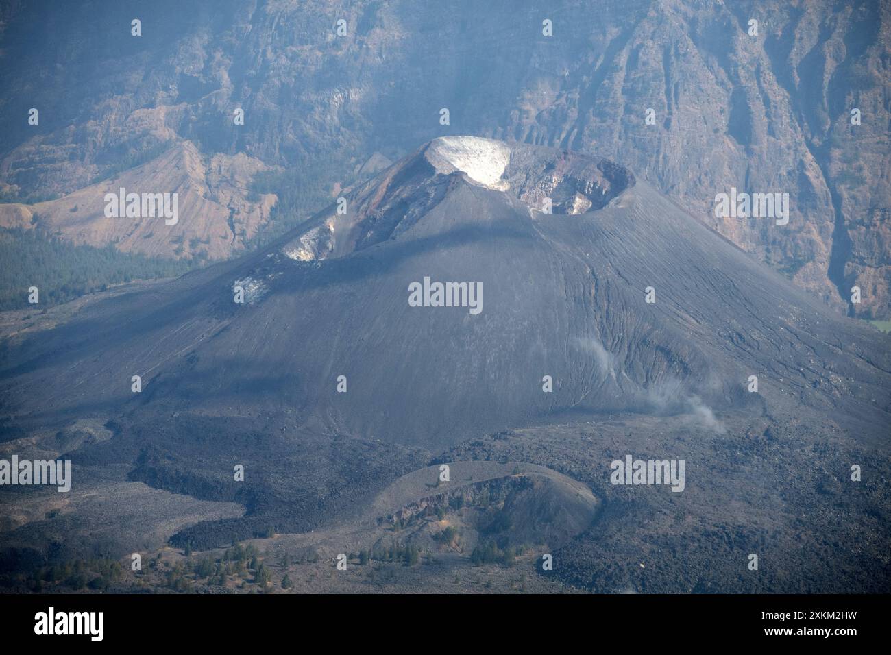 08.11.2023, Indonesia, Lombok, Senaru - veduta di Gunung Barujari nel cratere del Monte Rinjani. 00S231108D383CAROEX.JPG [VERSIONE DEL MODELLO: NON APPLICABILE Foto Stock