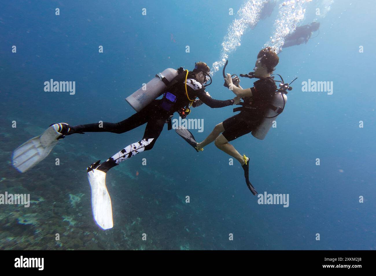 10.11.2023, Indonesia, Lombok, Gili Trawangan - uomini in un corso di immersione in mare. 00S231110D396CAROEX.JPG [VERSIONE MODELLO: NO, RILASCIO PROPRIETÀ: NO (C Foto Stock