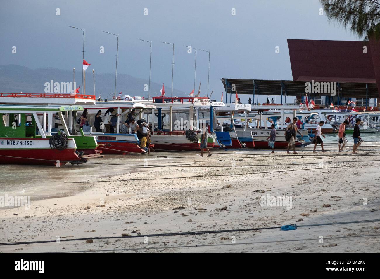12.11.2023, Indonesia, Lombok, Gili Trawangan - barche sulla spiaggia. 00S231112D402CAROEX.JPG [VERSIONE MODELLO: NO, RILASCIO PROPRIETÀ: NO (c) immagini caro / Foto Stock