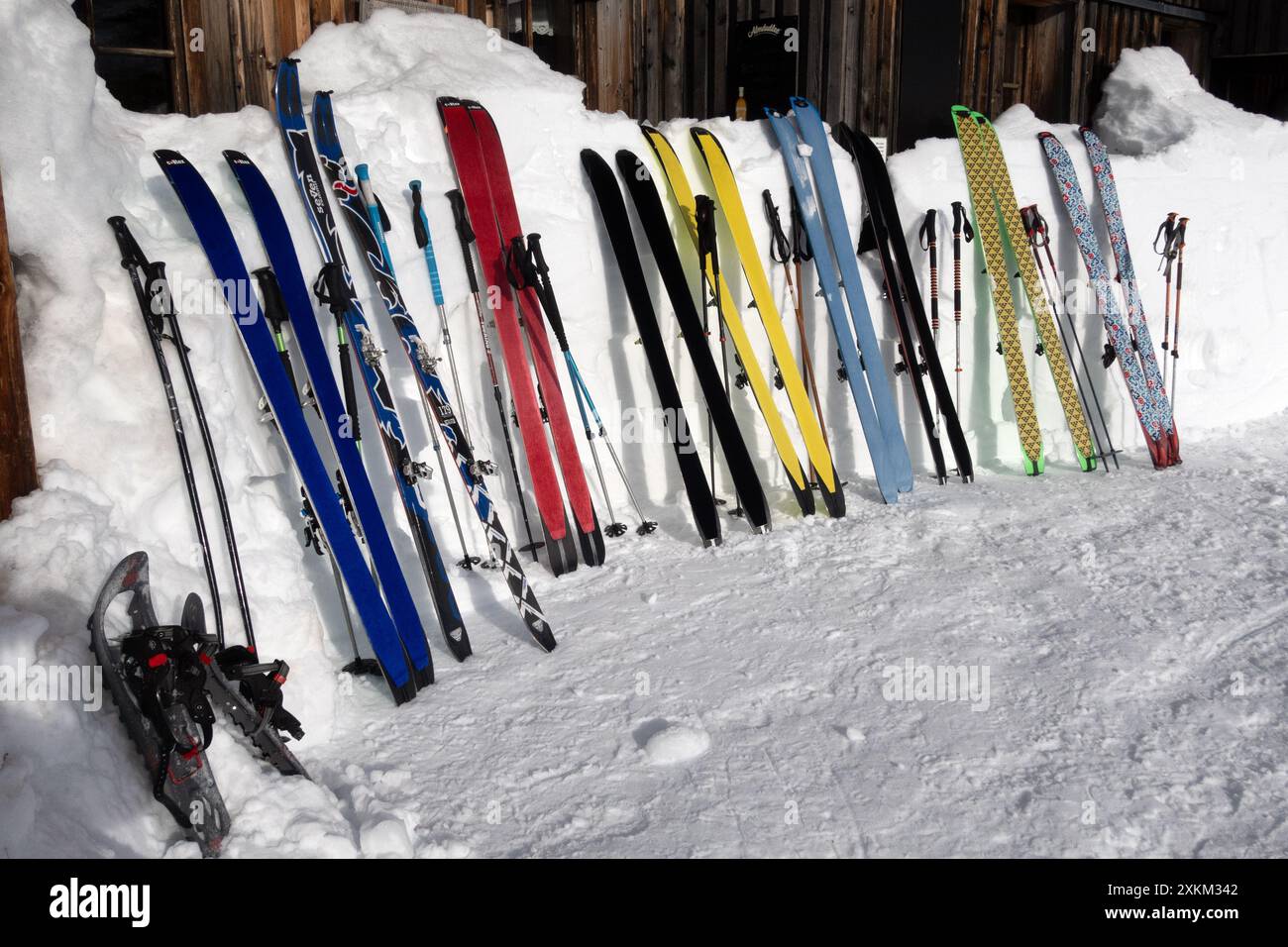 31.12.2023, Austria, alta Austria, Krippenbrunn - Sci appoggiati su un muro di neve. 00S231231D550CAROEX.JPG [VERSIONE DEL MODELLO: NON APPLICABILE, CORRETTA Foto Stock