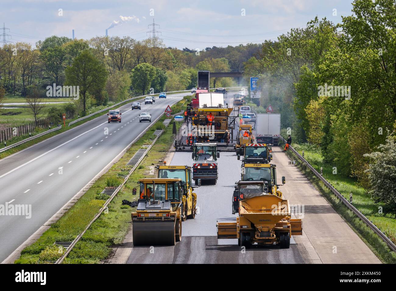 21.04.2024, Germania, Renania settentrionale-Vestfalia, Wesel - costruzione di strade, asfaltatrici e rulli stradali posano nuovo asfalto sull'autostrada A3, mesi di Foto Stock