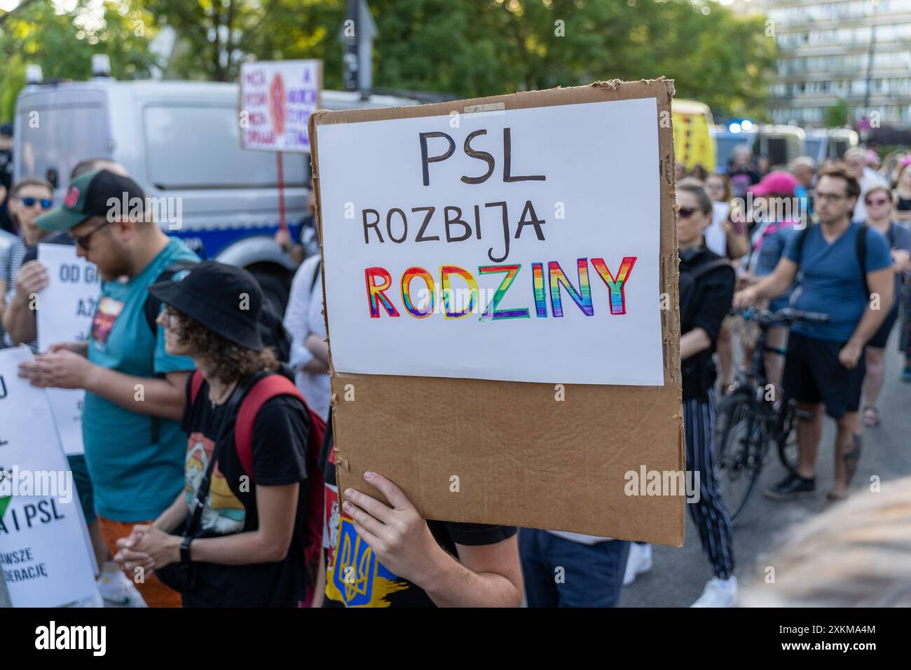 Un manifestante ha un cartello che dice "PSL rompe le famiglie" durante una manifestazione dopo le 18:00, con lo slogan "aborto! Sì!”, una manifestazione dello sciopero nazionale delle donne (Ogolnopolski Strajk Kobiet) ha avuto luogo di fronte al Parlamento polacco. Questa fu una reazione al rifiuto del Sejm di un disegno di legge che depenalizzava l'aborto. Centinaia di persone hanno partecipato, chiedendo l'aborto legale e le dimissioni del vice primo ministro Wladyslaw Kosiniak-Kamysz. Si è verificata anche una controprotesta da parte di gruppi che si oppongono alla liberalizzazione dell'aborto. La protesta principale riguardava il rifiuto di un disegno di legge che consentiva un Foto Stock