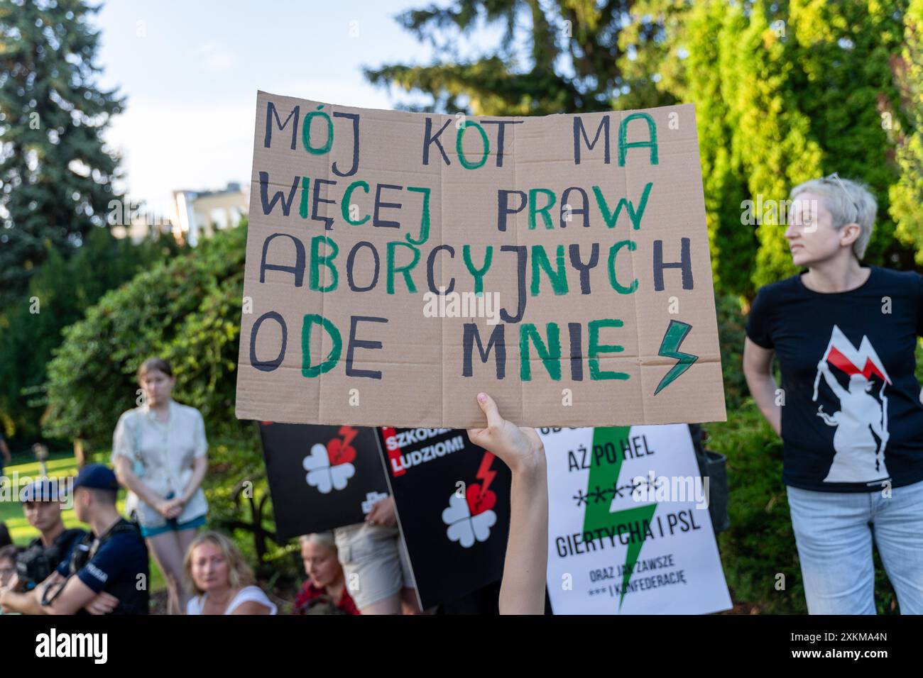 Un manifestante ha un cartello che dice "il mio gatto ha più diritti di aborto di me" durante una manifestazione dopo le 18:00, con lo slogan "aborto! Sì!”, una manifestazione dello sciopero nazionale delle donne (Ogolnopolski Strajk Kobiet) ha avuto luogo di fronte al Parlamento polacco. Questa fu una reazione al rifiuto del Sejm di un disegno di legge che depenalizzava l'aborto. Centinaia di persone hanno partecipato, chiedendo l'aborto legale e le dimissioni del vice primo ministro Wladyslaw Kosiniak-Kamysz. Si è verificata anche una controprotesta da parte di gruppi che si oppongono alla liberalizzazione dell'aborto. La protesta principale ha affrontato il rifiuto Foto Stock