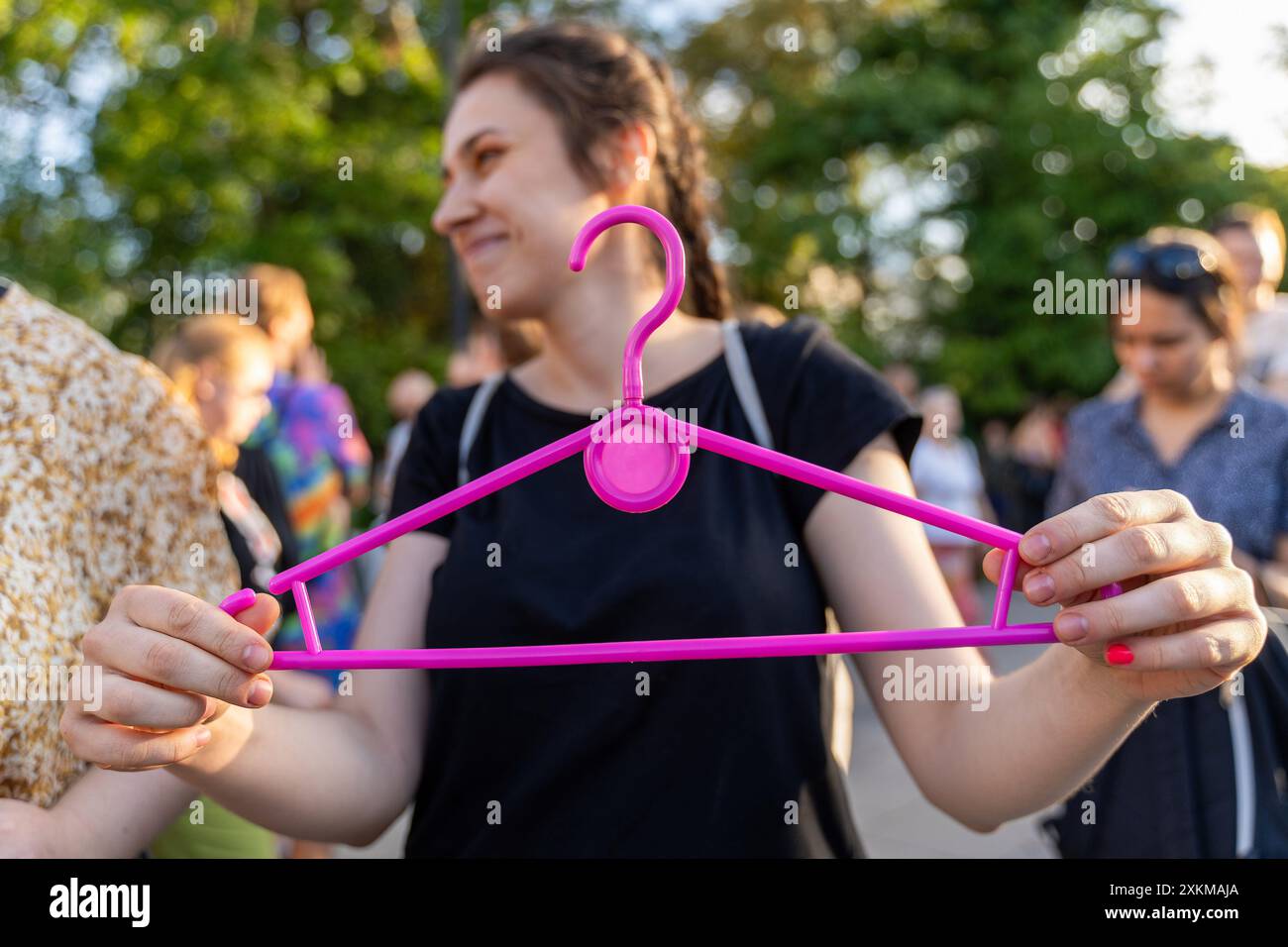 Una donna tiene in mano un appendiabiti rosa (simbolo dell'aborto) durante una manifestazione dopo le 18:00, sotto lo slogan "aborto! Sì!”, una manifestazione dello sciopero nazionale delle donne (Ogolnopolski Strajk Kobiet) ha avuto luogo di fronte al Parlamento polacco. Questa fu una reazione al rifiuto del Sejm di un disegno di legge che depenalizzava l'aborto. Centinaia di persone hanno partecipato, chiedendo l'aborto legale e le dimissioni del vice primo ministro Wladyslaw Kosiniak-Kamysz. Si è verificata anche una controprotesta da parte di gruppi che si oppongono alla liberalizzazione dell'aborto. La protesta principale riguardava il rifiuto di un disegno di legge che consentiva l'aborto sulla dem Foto Stock