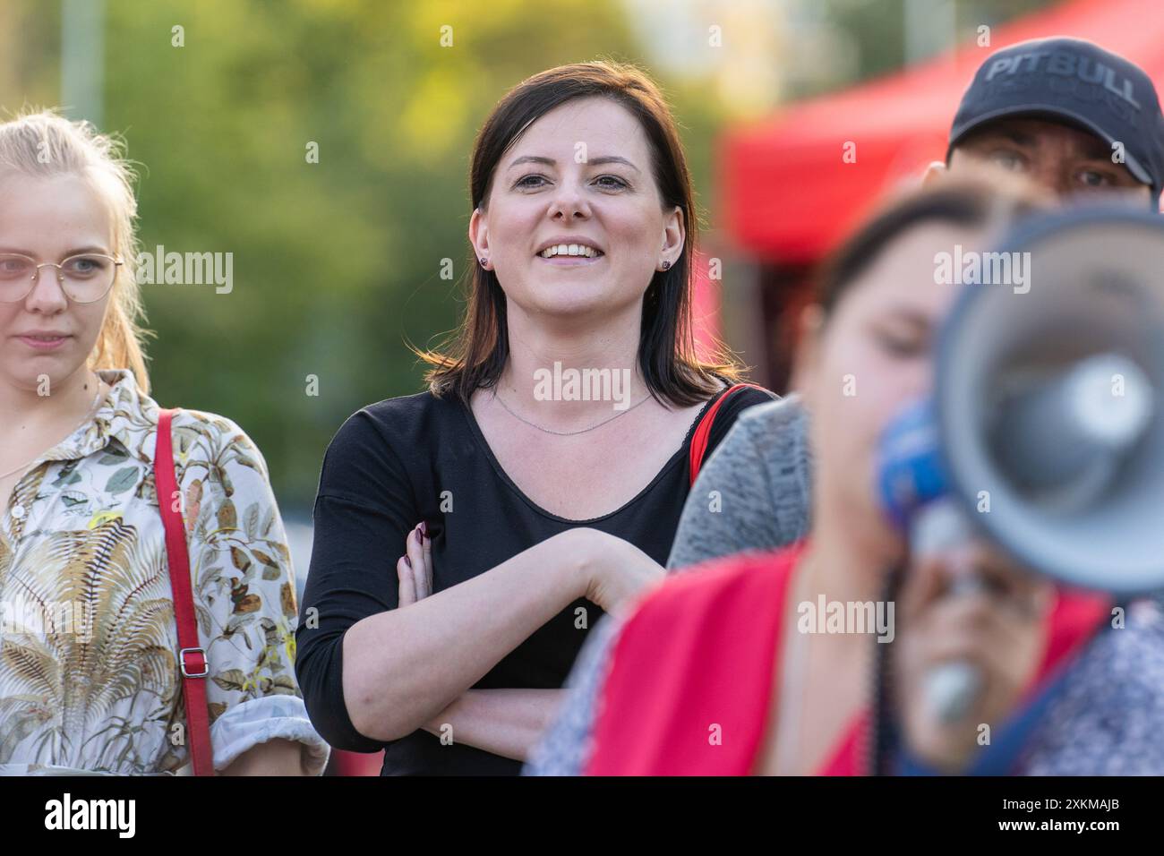 Kaja Godek, un'attivista ultraconservatrice polacca, guarda a una dimostrazione a favore dell'aborto. Dopo le 18:00, sotto lo slogan 'aborto! Sì!”, una manifestazione dello sciopero nazionale delle donne (Ogolnopolski Strajk Kobiet) ha avuto luogo di fronte al Parlamento polacco. Questa fu una reazione al rifiuto del Sejm di un disegno di legge che depenalizzava l'aborto. Centinaia di persone hanno partecipato, chiedendo l'aborto legale e le dimissioni del vice primo ministro Wladyslaw Kosiniak-Kamysz. Si è verificata anche una controprotesta da parte di gruppi che si oppongono alla liberalizzazione dell'aborto. La protesta principale ha affrontato il rifiuto di un disegno di legge permettere Foto Stock