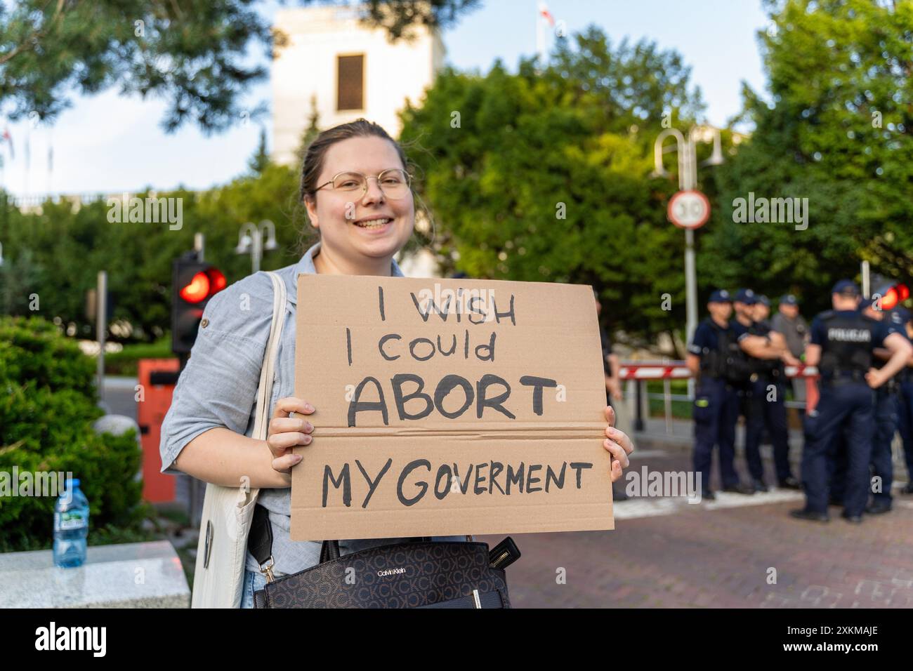 Un manifestante ha un cartello che dice "vorrei poter interrompere il mio governo” durante una manifestazione. Dopo le 18:00, sotto lo slogan 'aborto! Sì!”, una manifestazione dello sciopero nazionale delle donne (Ogolnopolski Strajk Kobiet) ha avuto luogo di fronte al Parlamento polacco. Questa fu una reazione al rifiuto del Sejm di un disegno di legge che depenalizzava l'aborto. Centinaia di persone hanno partecipato, chiedendo l'aborto legale e le dimissioni del vice primo ministro Wladyslaw Kosiniak-Kamysz. Si è verificata anche una controprotesta da parte di gruppi che si oppongono alla liberalizzazione dell'aborto. La protesta principale riguardava il rifiuto di un Foto Stock