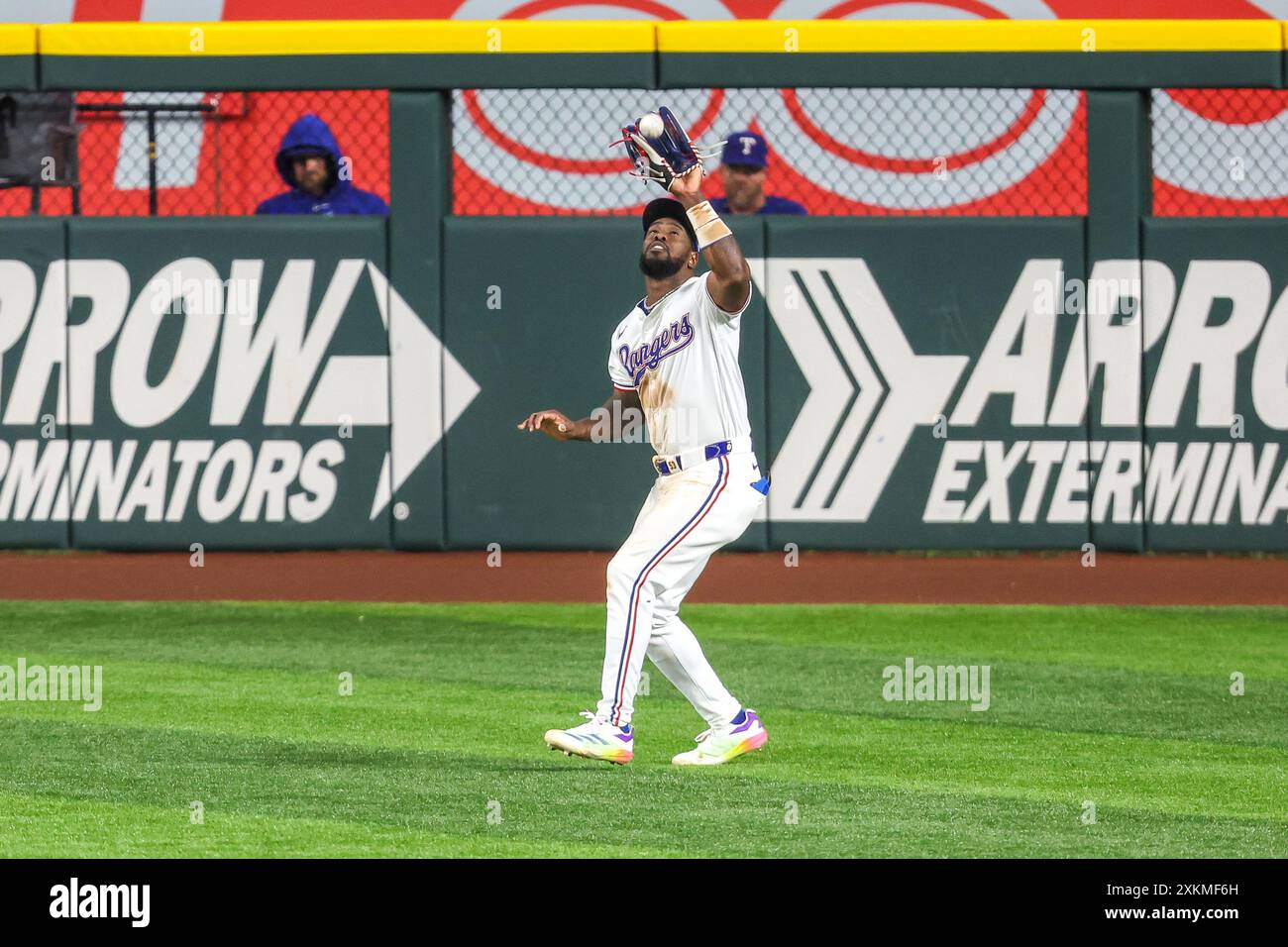 Arlington, Texas, Stati Uniti. 23 luglio 2024. L'esterno dei Texas Rangers, Adolis Garcia (53), gioca con un fly ball durante una partita tra i Chicago White Sox e i Texas Rangers al Globe Life Field di Arlington, Texas. Freddie Beckwith/CSM/Alamy Live News Foto Stock