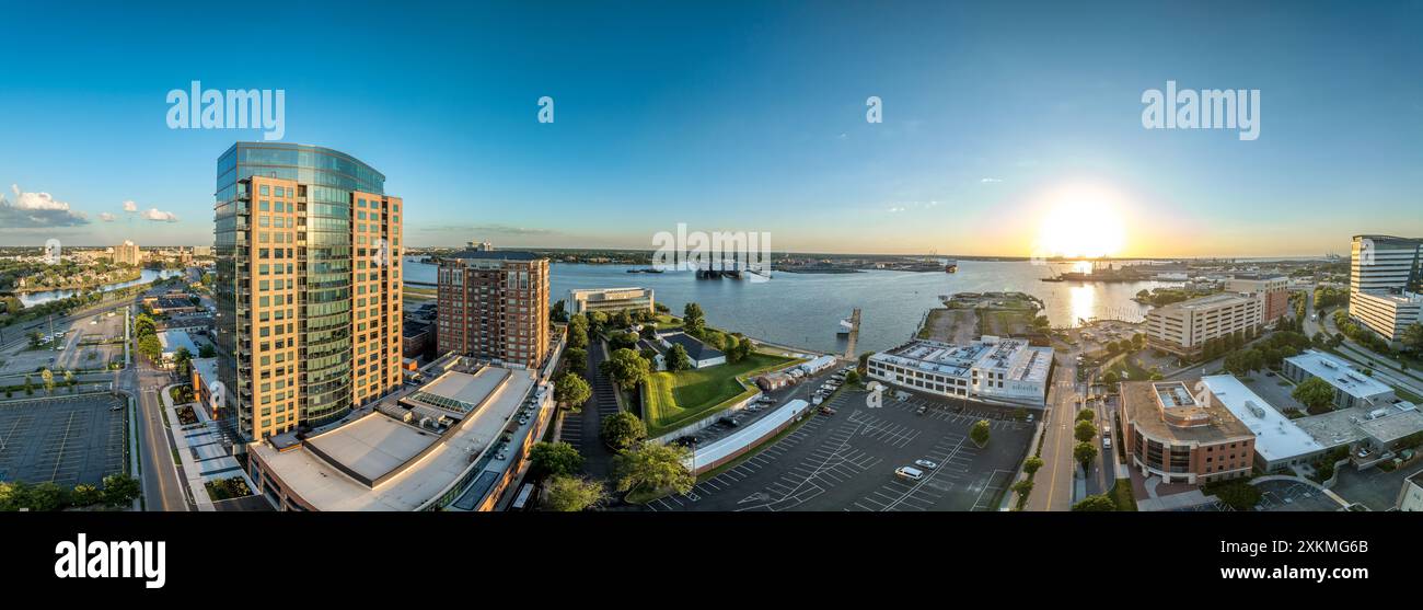 Vista aerea del centro storico di Norfolk, Virginia, prima del tramonto Foto Stock