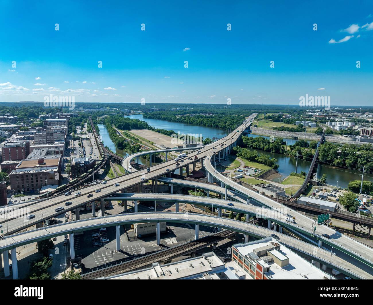 Vista aerea del complesso incrocio autostradale di Richmond con diversi cavalcavia che collegano l'Interstate 95 al centro città e al lungofiume Foto Stock