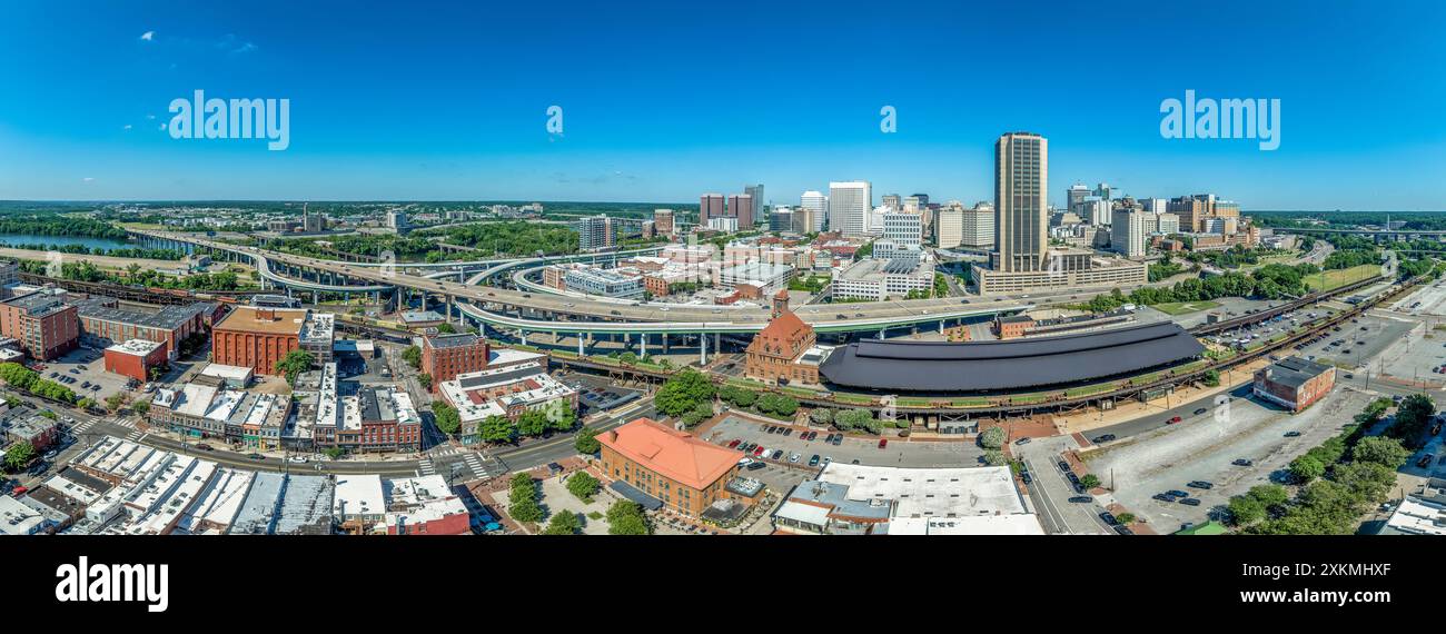 Vista aerea del centro di Richmond con grattacieli e la storica stazione ferroviaria di Main Street Foto Stock