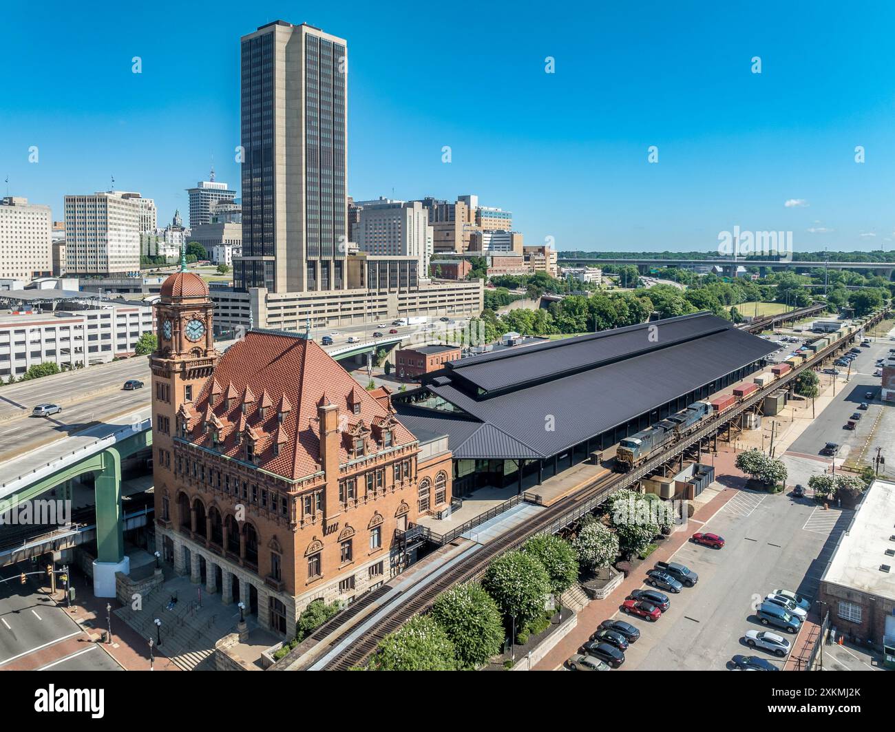 Vista aerea del centro di Richmond con grattacieli e la storica stazione ferroviaria di Main Street Foto Stock