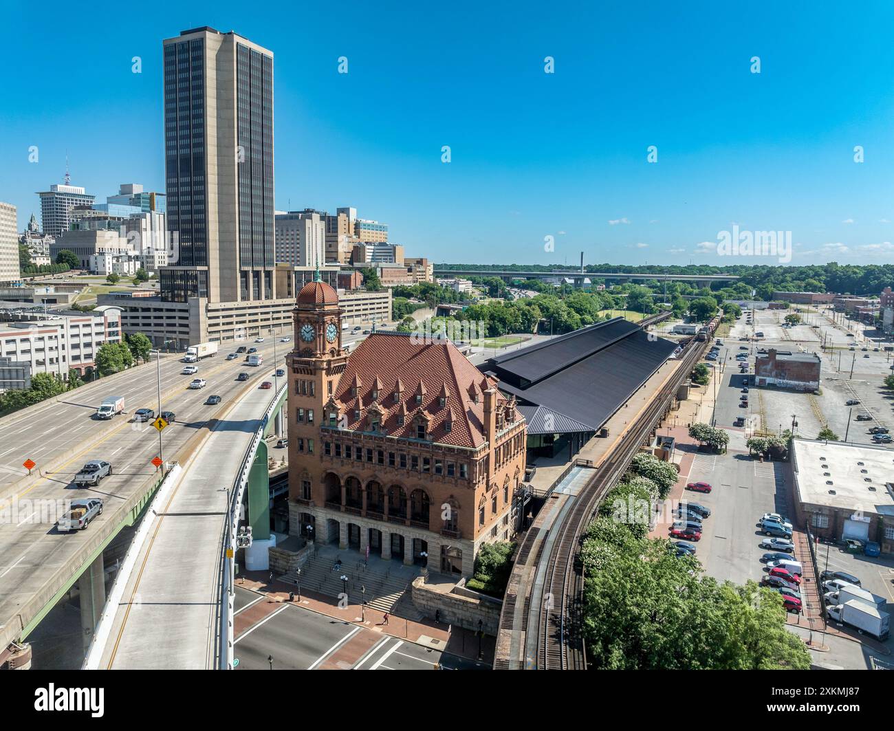 Vista aerea del centro di Richmond con grattacieli e la storica stazione ferroviaria di Main Street Foto Stock