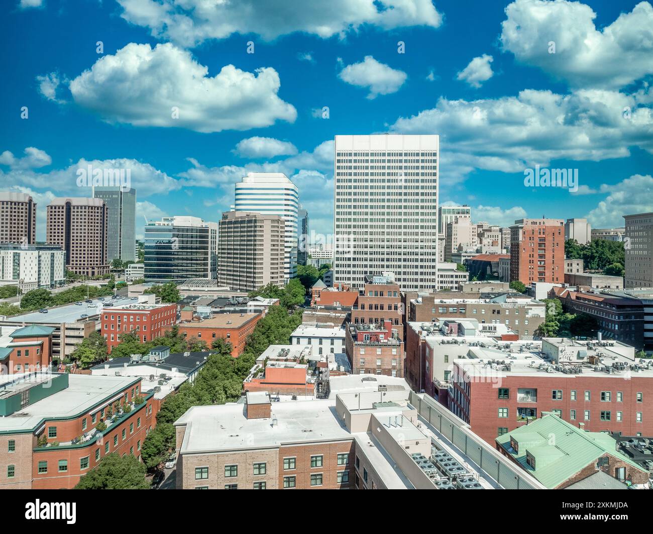 Vista panoramica aerea del centro di Richmond con edifici di uffici e grattacieli Foto Stock
