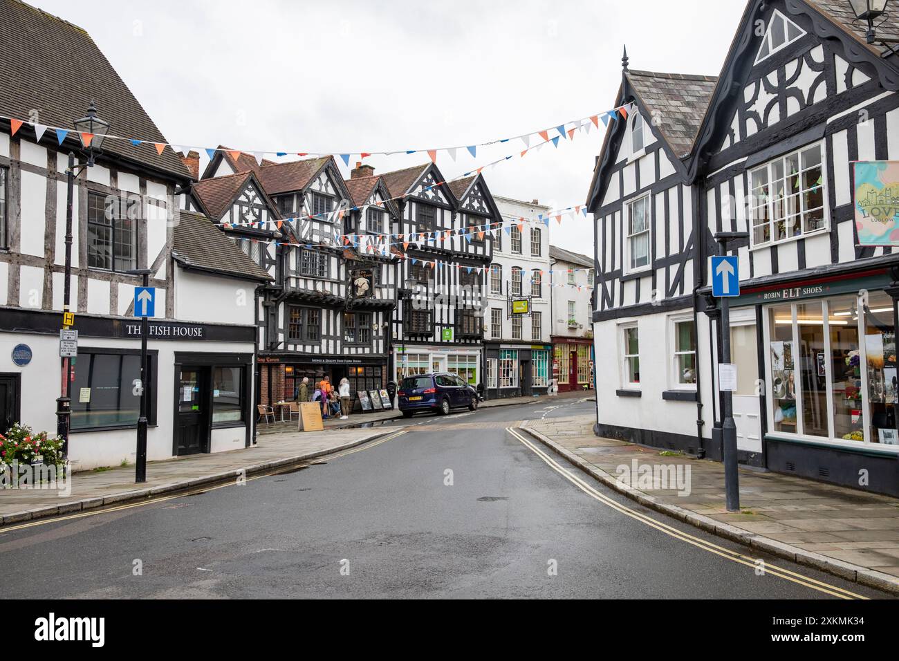 Architettura Tudor nel centro della città di Ludlow con il ristorante Fish House, Shropshire, Inghilterra, Regno Unito, 2023 Foto Stock