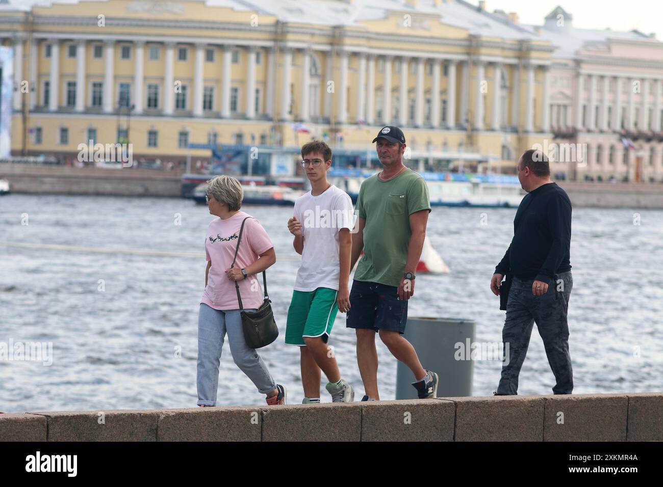 San Pietroburgo, Russia. 23 luglio 2024. La gente cammina lungo l'argine lungo il fiume Neva a San Pietroburgo. Credito: SOPA Images Limited/Alamy Live News Foto Stock