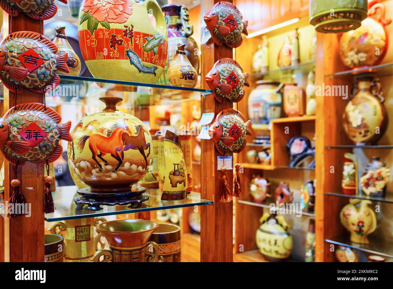 Ampia gamma di vasi tradizionali cinesi presso il negozio di ceramiche Foto Stock