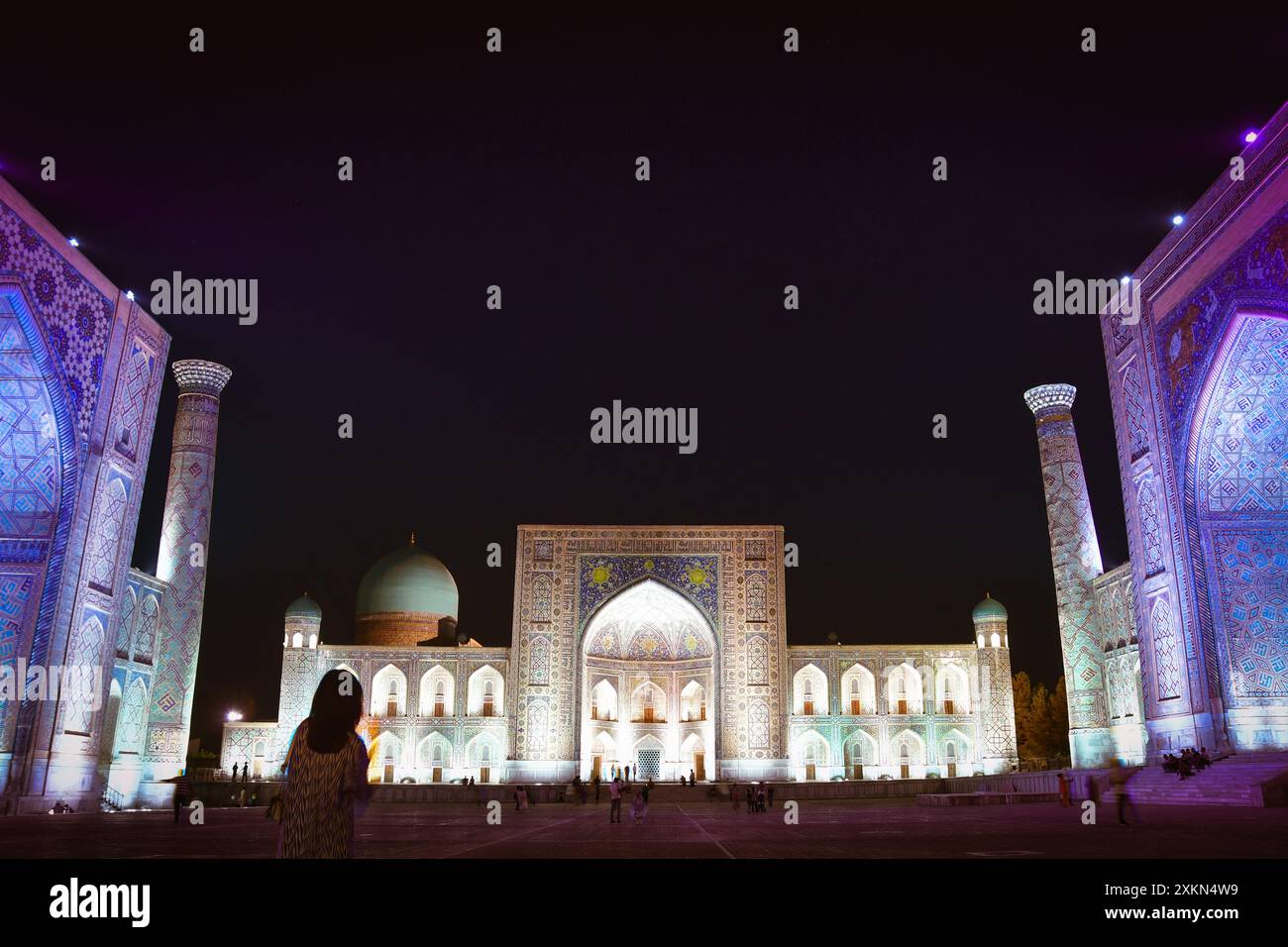 Samarcanda, Uzbekistan - 10 ottobre 2023: Il Registan - cuore della città di Samarcanda dell'Impero timuride. Tre madrasa. patrimonio mondiale dell'UNESCO Foto Stock