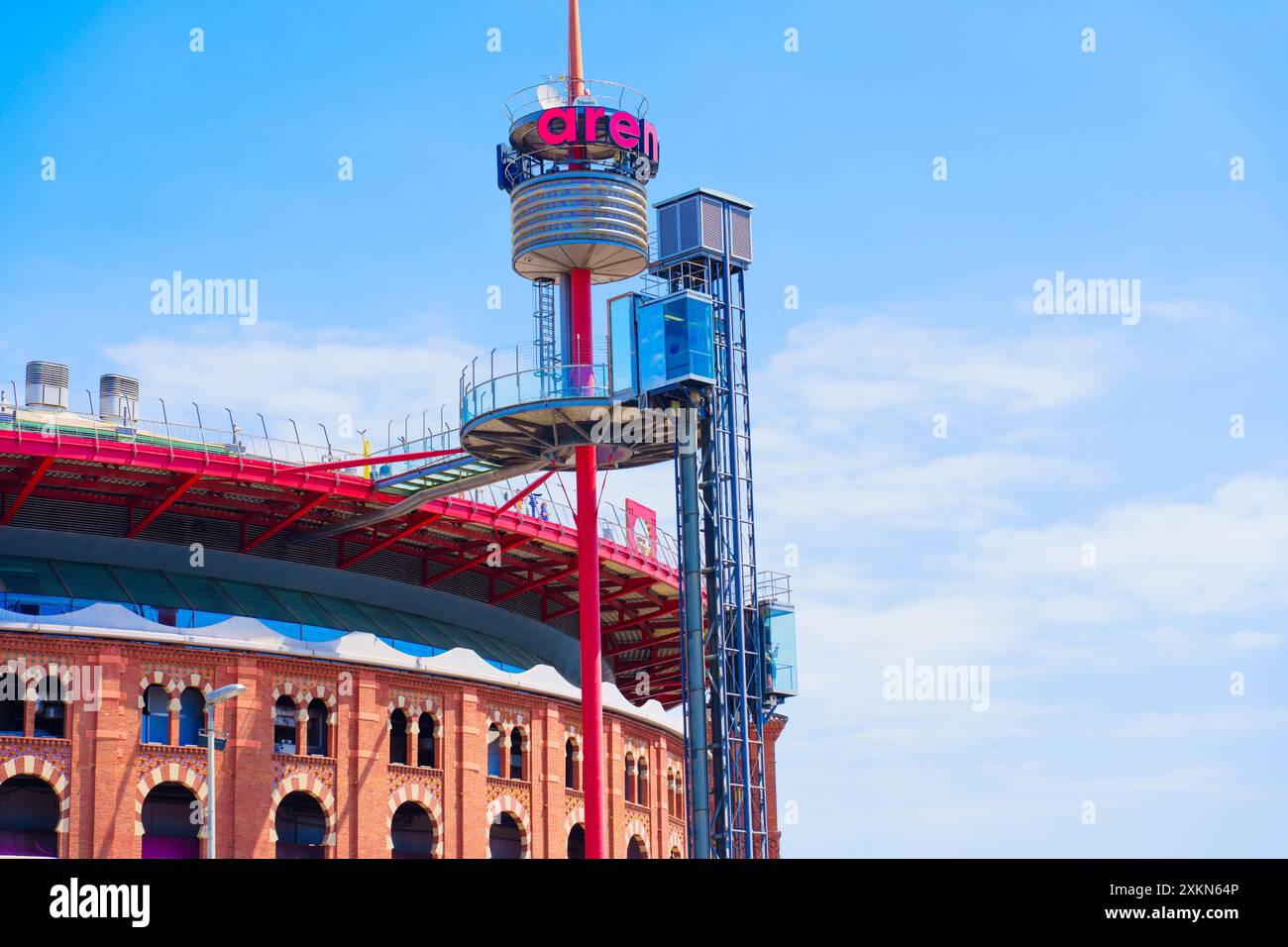 Barcellona, Spagna - 16 luglio 2024: Vista dell'ascensore di vetro esterno accanto al centro commerciale Arenas de Barcelona. Foto Stock