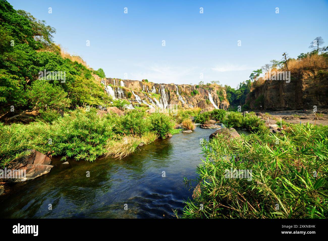 Il fiume da Nhim con acque cristalline tra alberi verdi Foto Stock