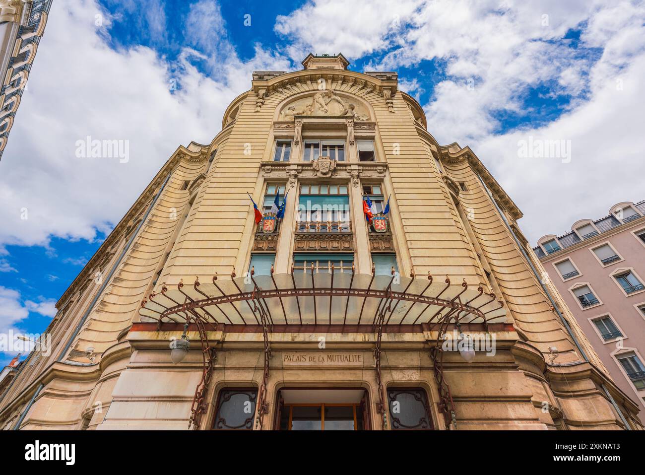Lione, Francia. 11 giugno 2024. Vista ad angolo basso della facciata del Palais de la Mutualité costruito dall'architetto Clermont tra il 1910 e il 1913 Foto Stock