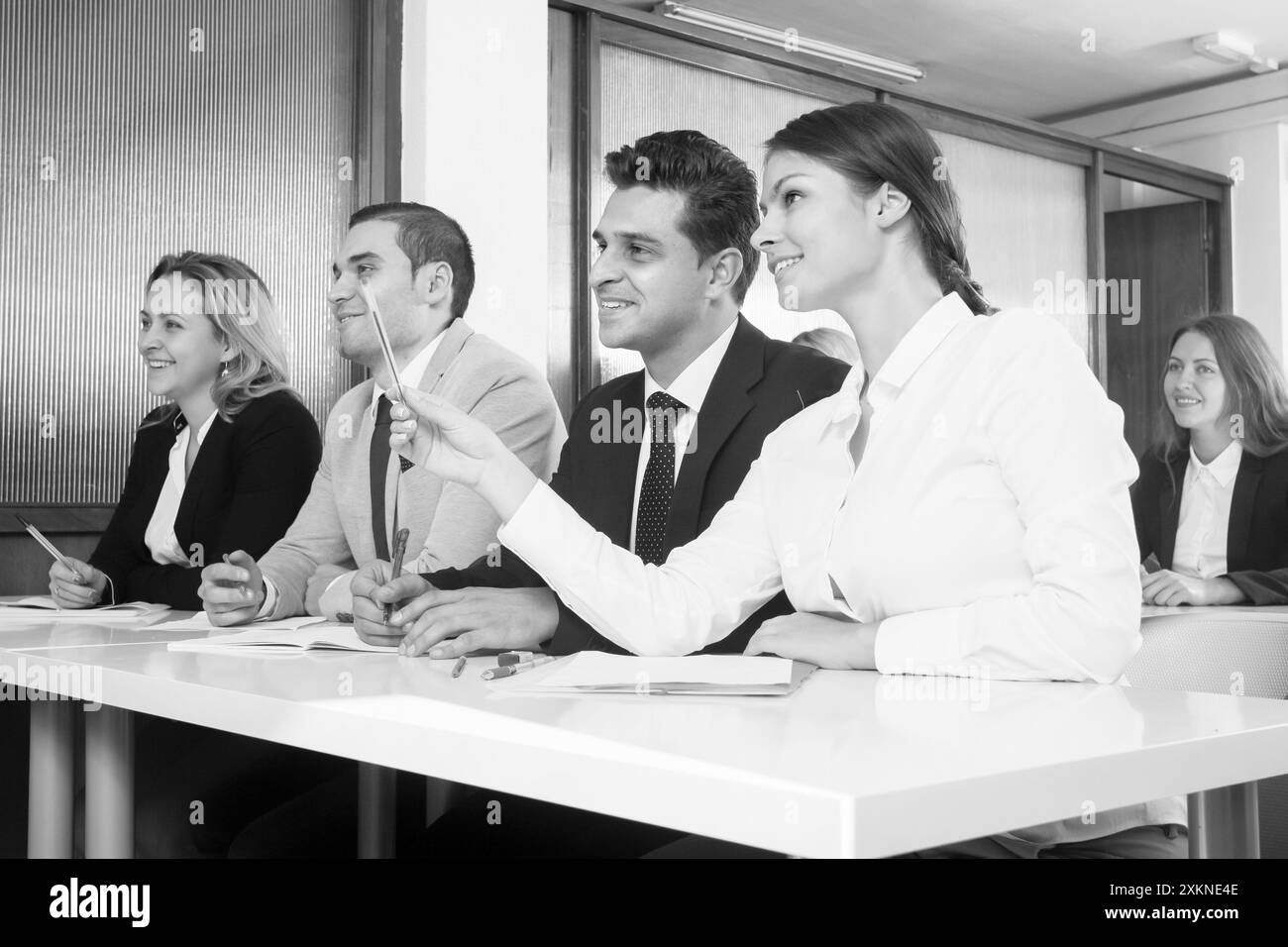 Studenti seduti tra il pubblico e in ascolto Foto Stock
