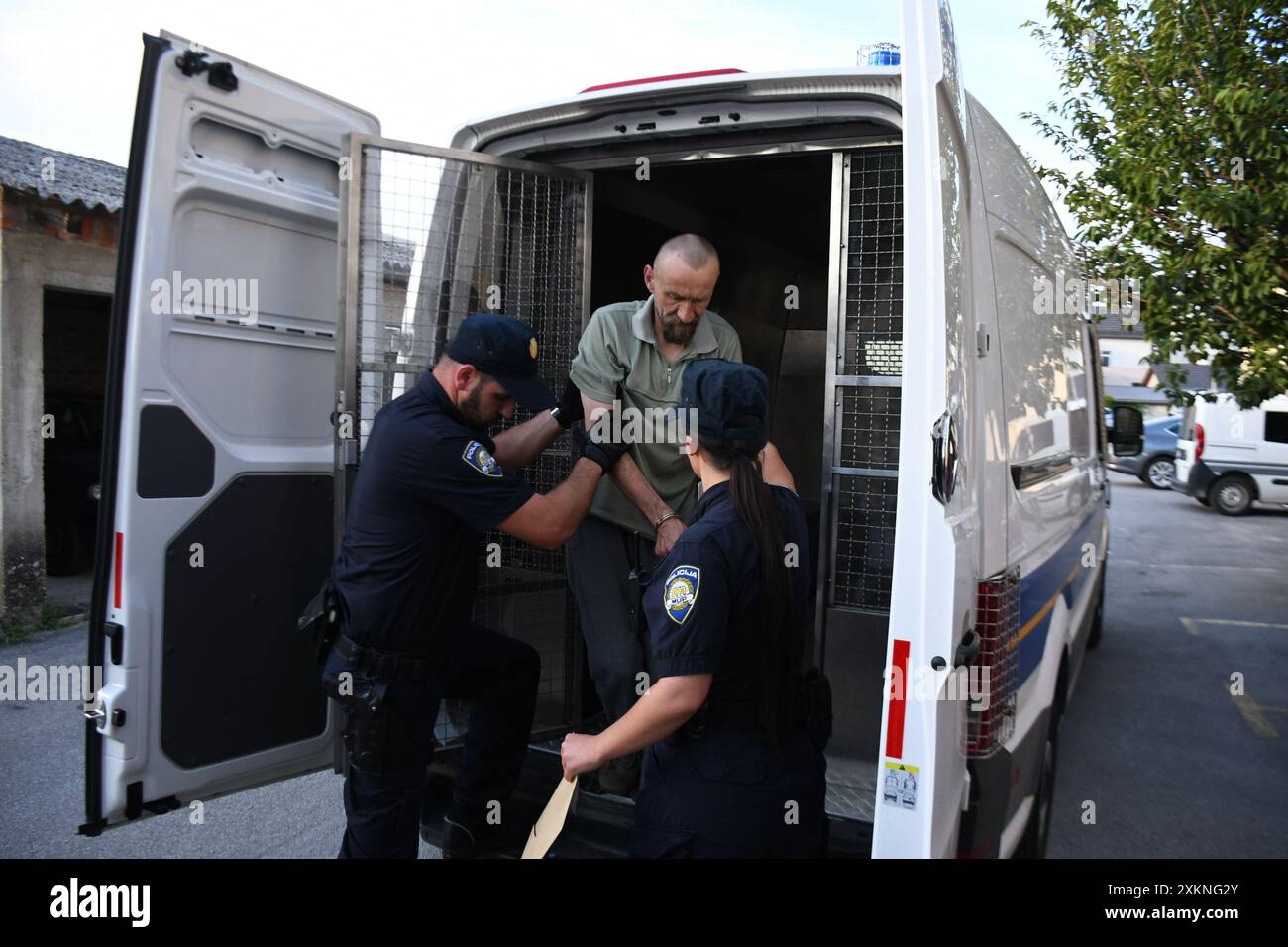 Zagabria, Croazia. 23 luglio 2024. L'assassino di Daruvar è stato arrestato nell'edificio del dipartimento di polizia il 23 luglio 2024 a Bjelovar, Croazia. Un pensionato della polizia militare che ha fatto irruzione in una casa privata di anziani e infermi e ucciso sei persone, tra cui sua madre, e molte altre ferite lunedì, sta ora affrontando 11 accuse penali tra cui omicidio, tentato omicidio e femminicidio. I pubblici ministeri devono ancora aprire un'indagine formale. Foto: Damir Spehar/PIXSELL credito: Pixsell/Alamy Live News Foto Stock