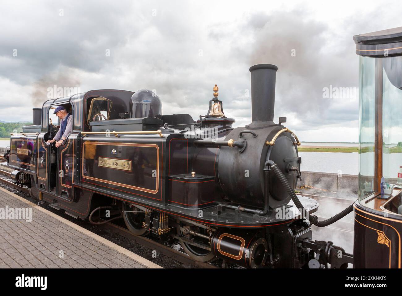 Double Fairlie 'James Spooner', la più recente locomotiva a vapore al mondo, alla stazione di Porthmadog sulla Festiniog Railway, Gwynedd, Galles del Nord Foto Stock
