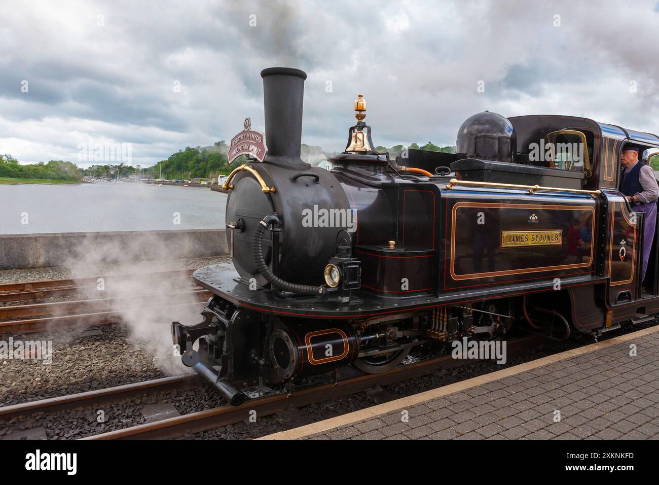 Double Fairlie 'James Spooner', la più recente locomotiva a vapore al mondo, alla stazione di Porthmadog sulla Festiniog Railway, Gwynedd, Galles del Nord Foto Stock