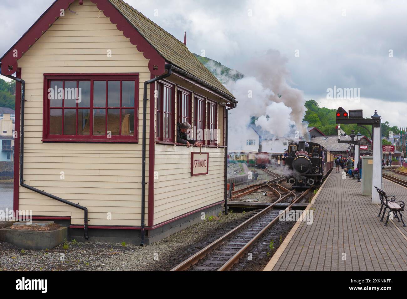 Double Fairlie 'James Spooner', la più recente locomotiva a vapore al mondo, alla stazione di Porthmadog sulla Festiniog Railway, Gwynedd, Galles del Nord Foto Stock