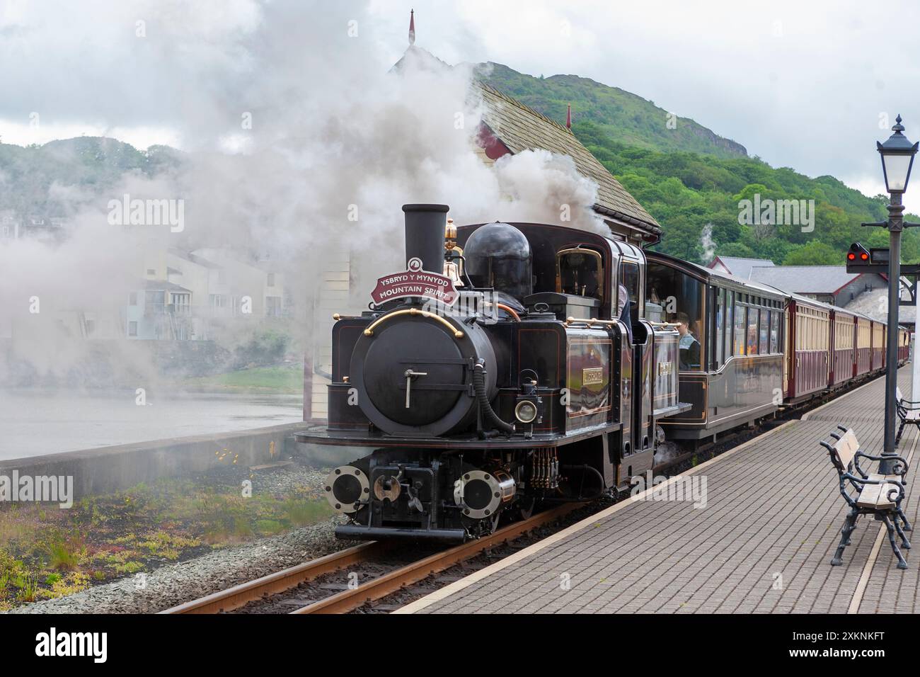 Double Fairlie 'James Spooner', la più recente locomotiva a vapore al mondo, alla stazione di Porthmadog sulla Festiniog Railway, Gwynedd, Galles del Nord Foto Stock