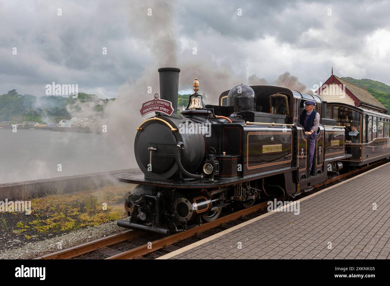 Double Fairlie 'James Spooner', la più recente locomotiva a vapore al mondo, alla stazione di Porthmadog sulla Festiniog Railway, Gwynedd, Galles del Nord Foto Stock