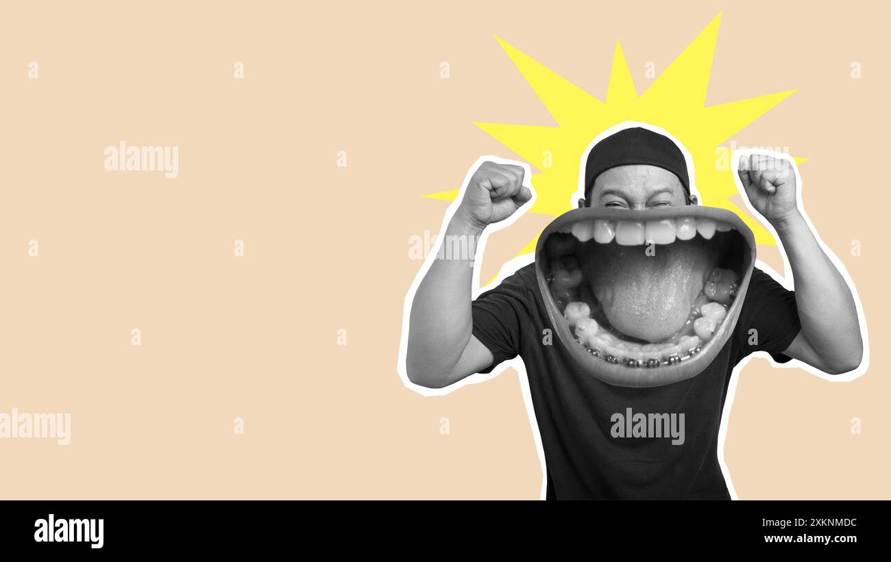 Un uomo con una bocca enorme sorride e ha le mani in alto. L'immagine ha lo scopo di trasmettere un senso di gioia ed eccitazione Foto Stock