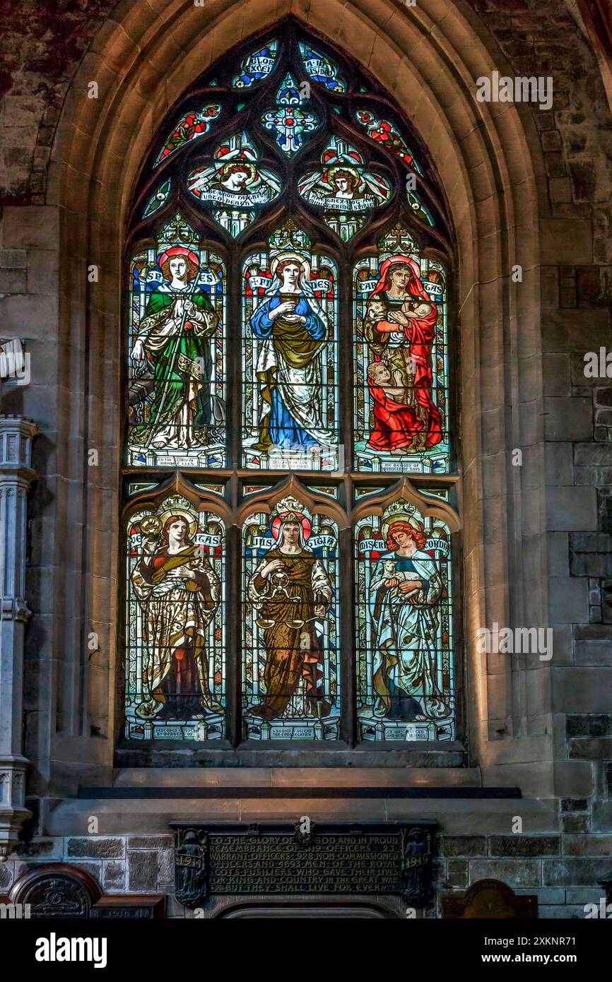 EDIMBURGO, GRAN BRETAGNA - 10 SETTEMBRE 2014: Questa è una delle vecchie vetrate colorate della Cattedrale di St Giles. Foto Stock EDIMBURGO, GRAN BRETAGNA - 10 SETTEMBRE 2014: Questa è una delle vecchie vetrate colorate della Cattedrale di St Giles. Foto Stock