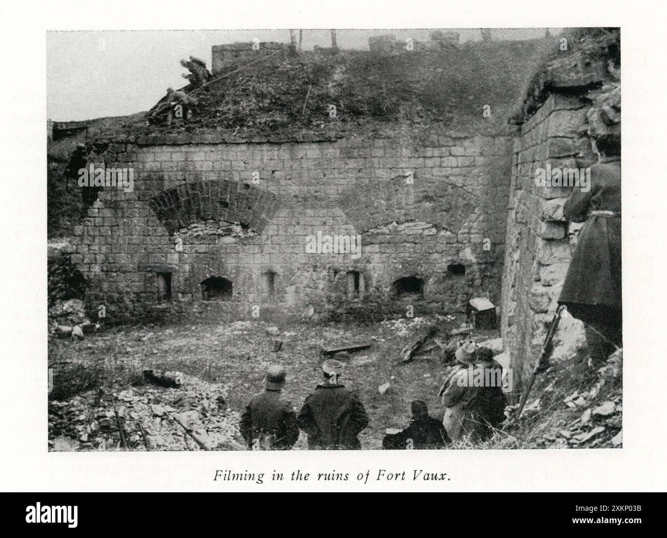 Riprese nelle rovine di Fort Vaux sul set candid durante le riprese di VERDUN, VISIONS D'HISTOIRE 1928 regista / scrittore LEON POIRIER assistente regista Thomy Bourdelle registi Robert Batton e Georges Million Music Andre Petiot pittore opaco W. Percy Day compagnie Universelle Cinematographique (CUC) / The Gaumont Company, Ltd (nel Regno Unito) Foto Stock