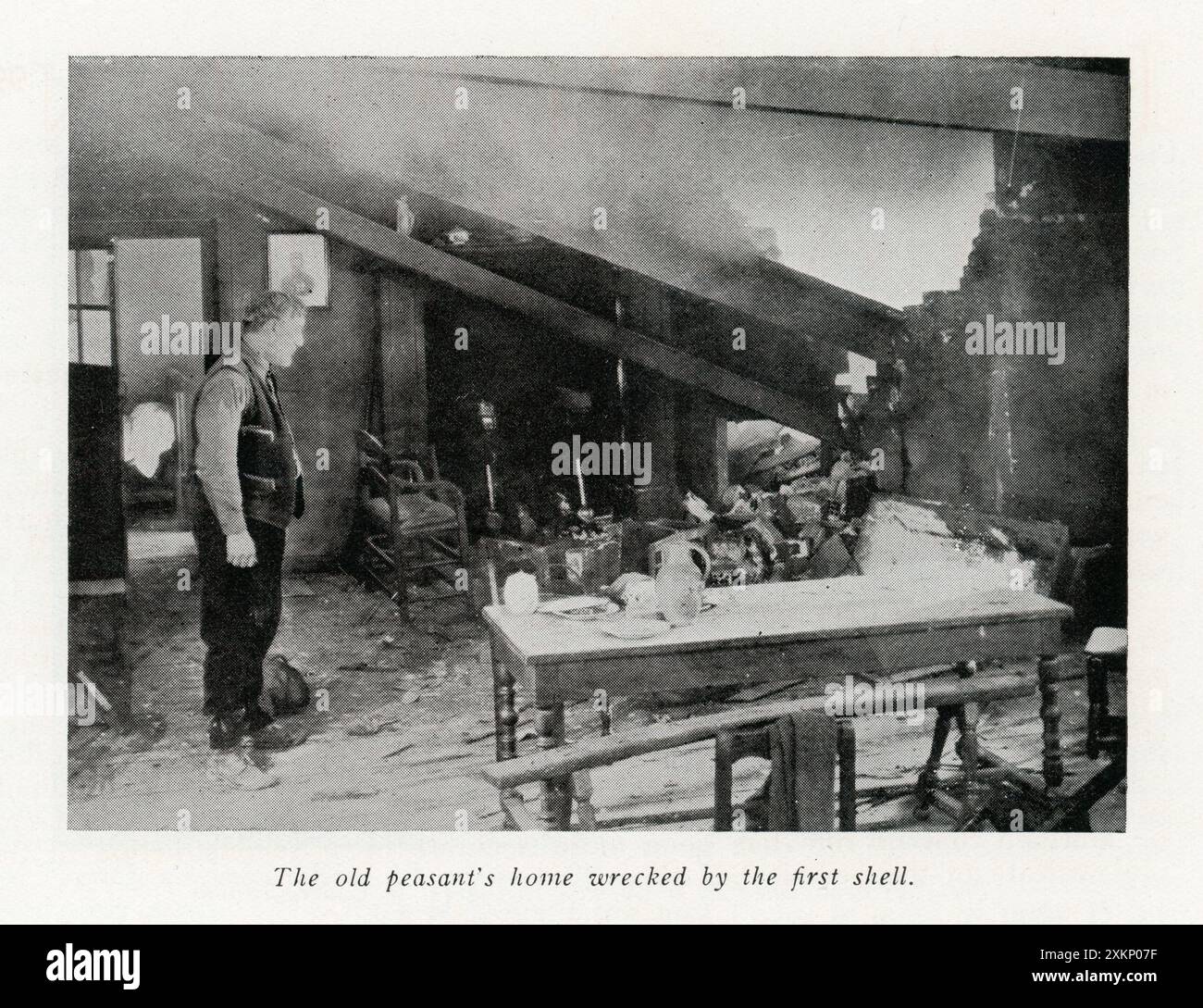 JOSE DAVERT nel ruolo del Vecchio contadino nella sua casa distrutto dalla prima conchiglia di VERDUN, VISIONS D'HISTOIRE 1928 regista/scrittore LEON POIRIER assistente regista Thomy Bourdelle registi Robert Batton e Georges Million Music Andre Petiot opaco pittore W. Percy Day compagnie Universelle Cinematographique (CUC) / The Gaumont Company, Ltd. (nel Regno Unito) Foto Stock