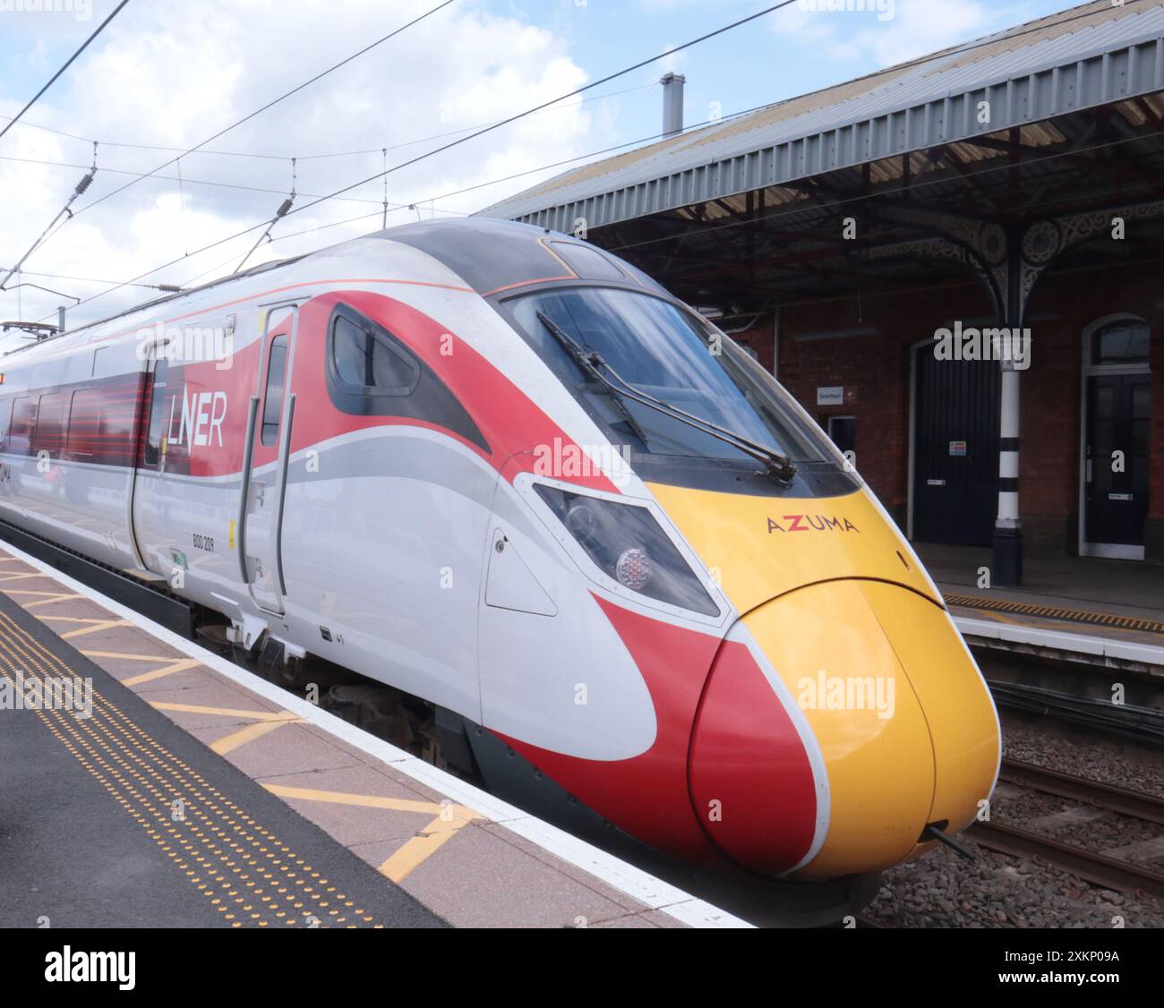 Grantham Inghilterra Regno Unito 23 luglio 2024 il treno denominato Azuma gestito dalla London North Eastern Railway (LNER) è un treno a unità multiple bi-mode della British Rail Classe 800 il tipo classe 800 utilizza motori elettrici alimentati da cavi elettrici sospesi per la trazione, ma dispone anche di generatori diesel per consentire ai treni di operare su binari non elettrificati. ©Ged Noonan/Alamy Foto Stock