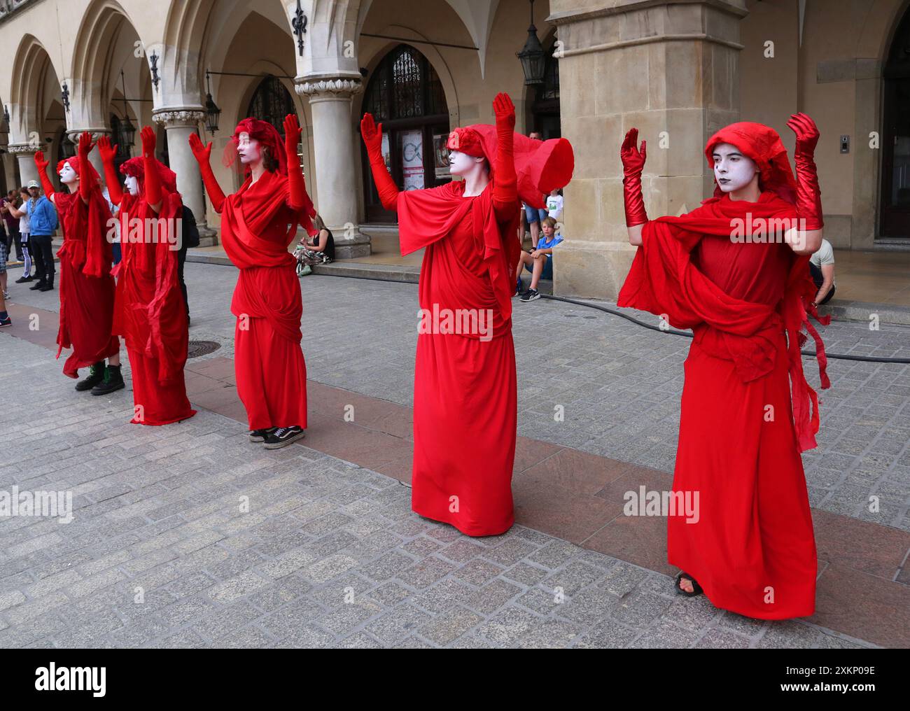 Cracovia. Cracovia. Polonia. Performance by Extinction Rebellion Red Rebels Brigade gruppo artistico attivista creato come una risposta all'ambiente globale c Foto Stock