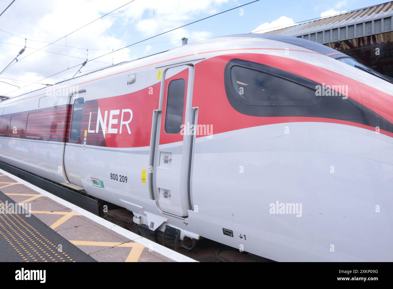 Grantham Inghilterra Regno Unito 23 luglio 2024 il treno denominato Azuma gestito dalla London North Eastern Railway (LNER) è un treno a unità multiple bi-mode della British Rail Classe 800 il tipo classe 800 utilizza motori elettrici alimentati da cavi elettrici sospesi per la trazione, ma dispone anche di generatori diesel per consentire ai treni di operare su binari non elettrificati. ©Ged Noonan/Alamy Foto Stock