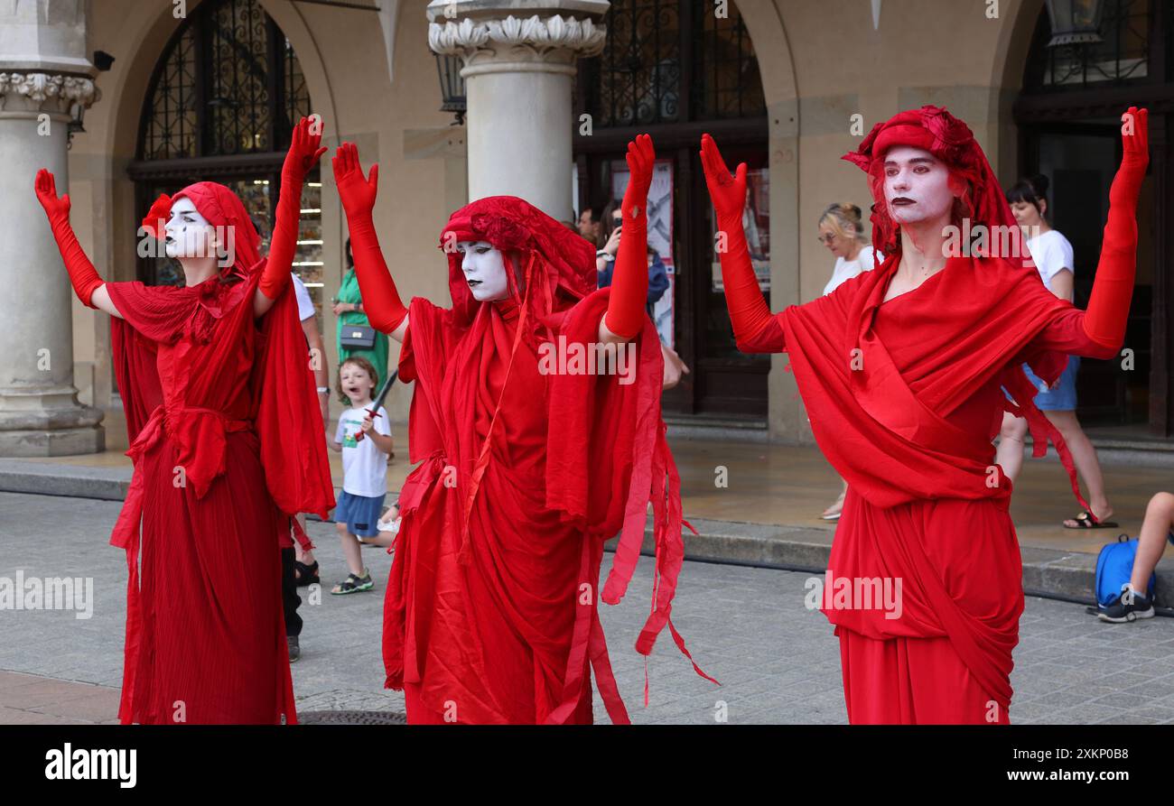 Cracovia. Cracovia. Polonia. Performance by Extinction Rebellion Red Rebels Brigade gruppo artistico attivista creato come una risposta all'ambiente globale c Foto Stock