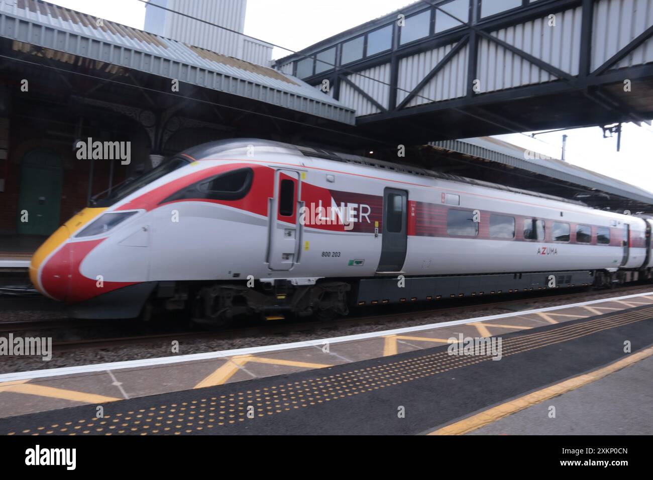 Grantham Inghilterra Regno Unito 23 luglio 2024 il treno denominato Azuma gestito dalla London North Eastern Railway (LNER) è un treno a unità multiple bi-mode della British Rail Classe 800 il tipo classe 800 utilizza motori elettrici alimentati da cavi elettrici sospesi per la trazione, ma dispone anche di generatori diesel per consentire ai treni di operare su binari non elettrificati. ©Ged Noonan/Alamy Foto Stock