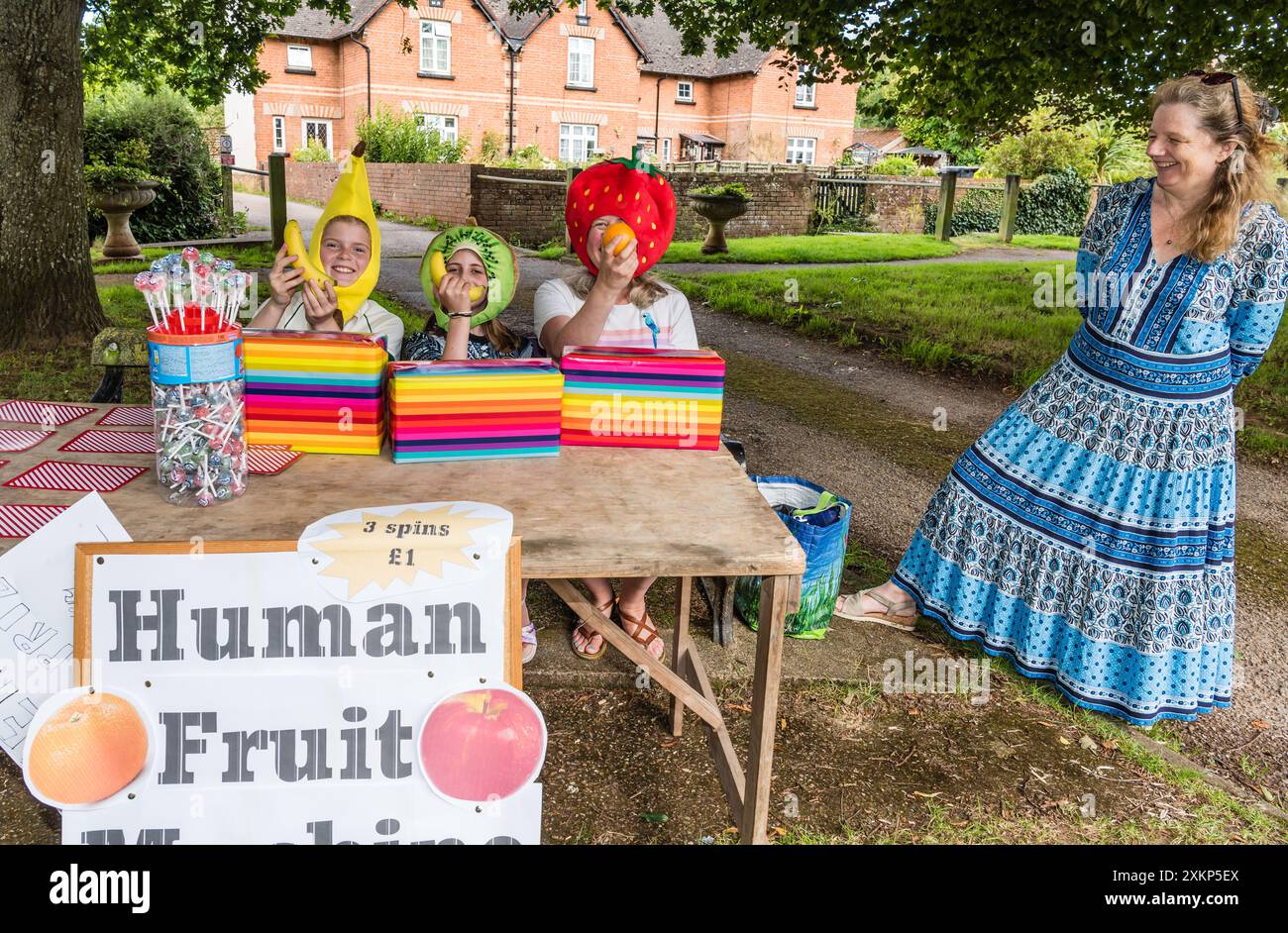 Festa del villaggio di Otterton. Macchina per la frutta umana. Foto Stock