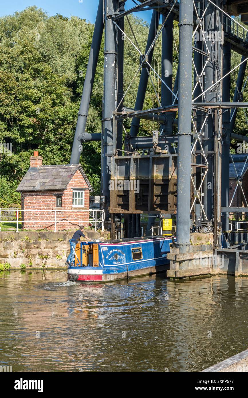 Canal boat che entra nell'ascensore di basso livello Anderton boat lift, Northwich, Cheshire, 2021 Foto Stock