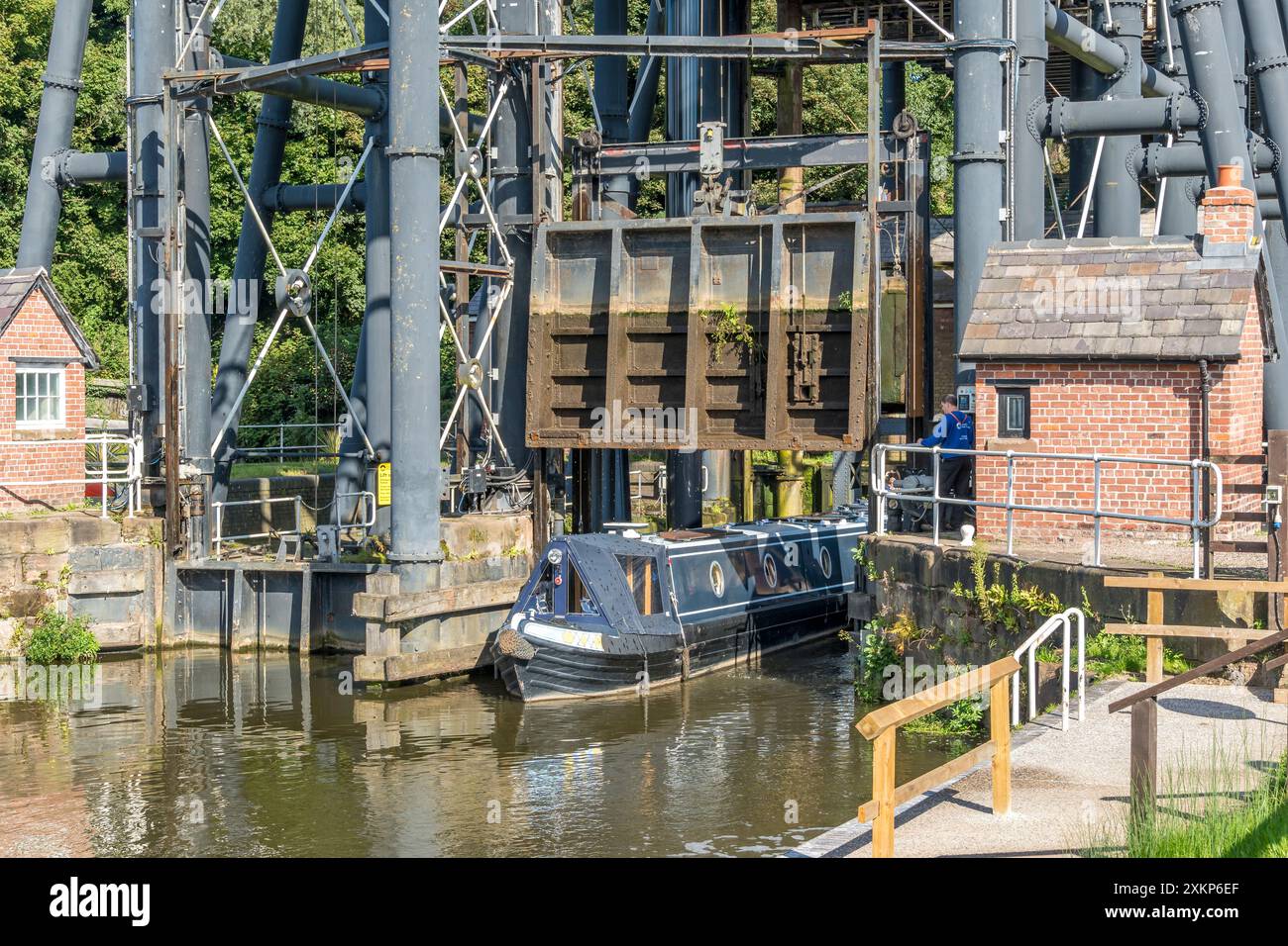 Canal boat che parte da anderton Boat lift caisson sul fiume Weaver Northwich, Cheshire, 2021 Foto Stock