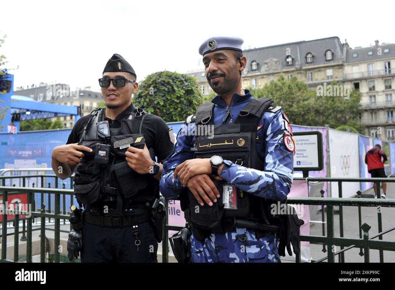 FRANCIA. PARIGI (75) 4° ARRONDISSEMENT. PIAZZA HOTEL DE VILLE . UFFICIALE DI POLIZIA DEL QATAR INVIATO PER FORNIRE SICUREZZA DURANTE I GIOCHI OLIMPICI DI PARIGI 2024 Foto Stock