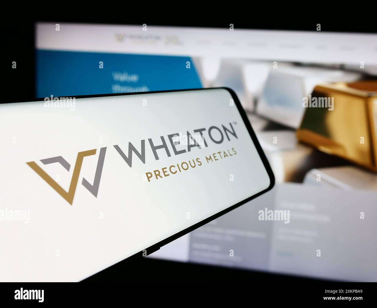 Telefono cellulare con logo della società canadese Wheaton Precious Metals Corp. Davanti al sito web. Mettere a fuoco la parte centrale sinistra del display del telefono. Foto Stock