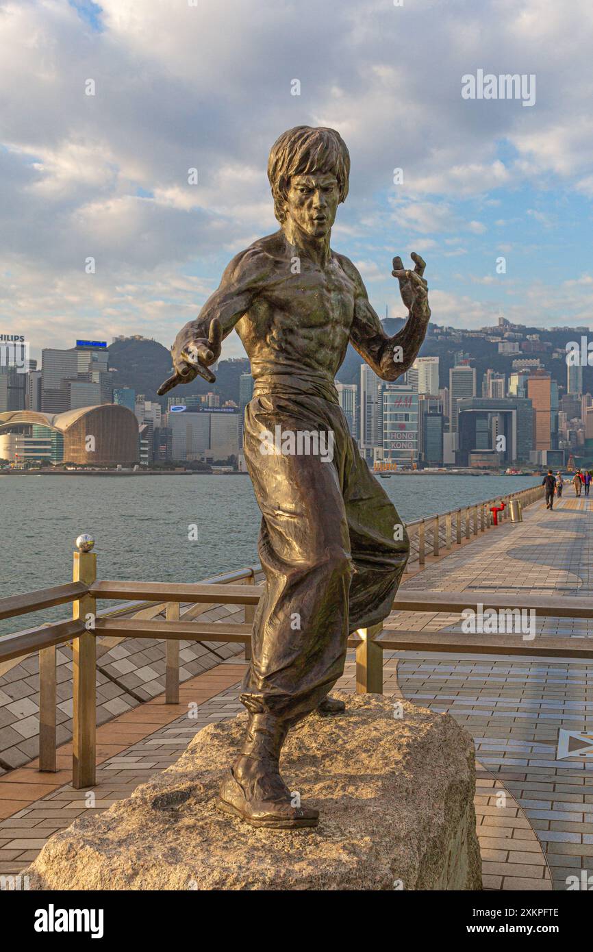 Statua di bronzo di Cao Chong-en dell'iconico artista marziale Bruce Lee, Lee Jun-fan, sulla Avenue of Stars, Tsim Sha Tsui, Kowloon, Hong Kong, Cina Foto Stock