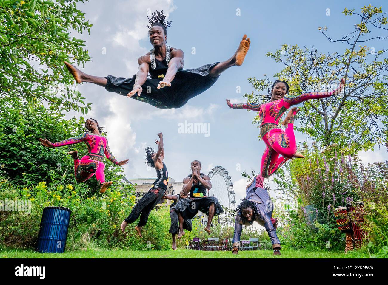 Londra, Regno Unito. 24 luglio 2024. Un'anteprima sul tetto della Hall - Cirque Kalabanté: Afrique en Cirque presso il Southbank Centre - Una performance dinamica di acrobazie, arte e ritmi afro-jazz che celebrano la cultura guineana. Coreografata da Yamoussa Bangoura. Giocando alla Queen Elizabeth Hall, dal 24 al 28 luglio. Crediti: Guy Bell/Alamy Live News Foto Stock